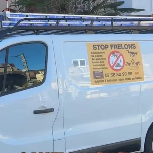 Le véhicule de Stop Frelons 19 devant une maison de pierre en Corrèze