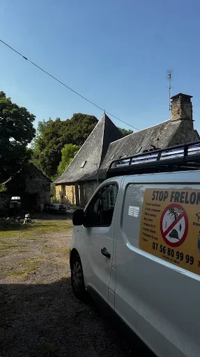 Le véhicule de Stop Frelons 19 et sa signalétique des prestations